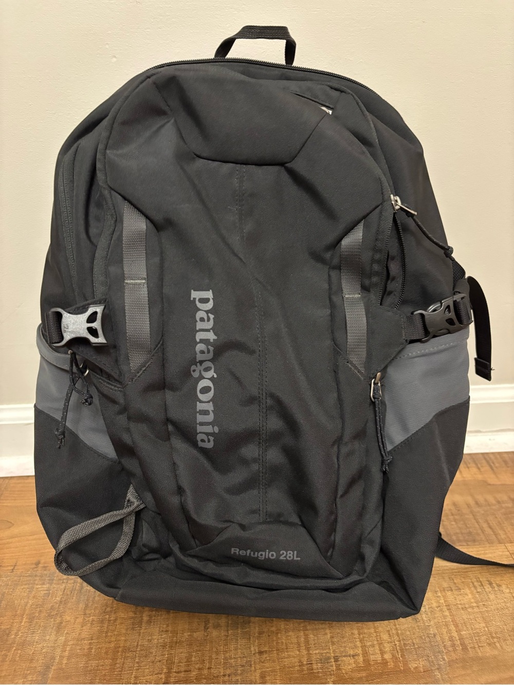 Patagonia Refugio 28L Backpack Black Daypack Classic EUC School Work Laptop